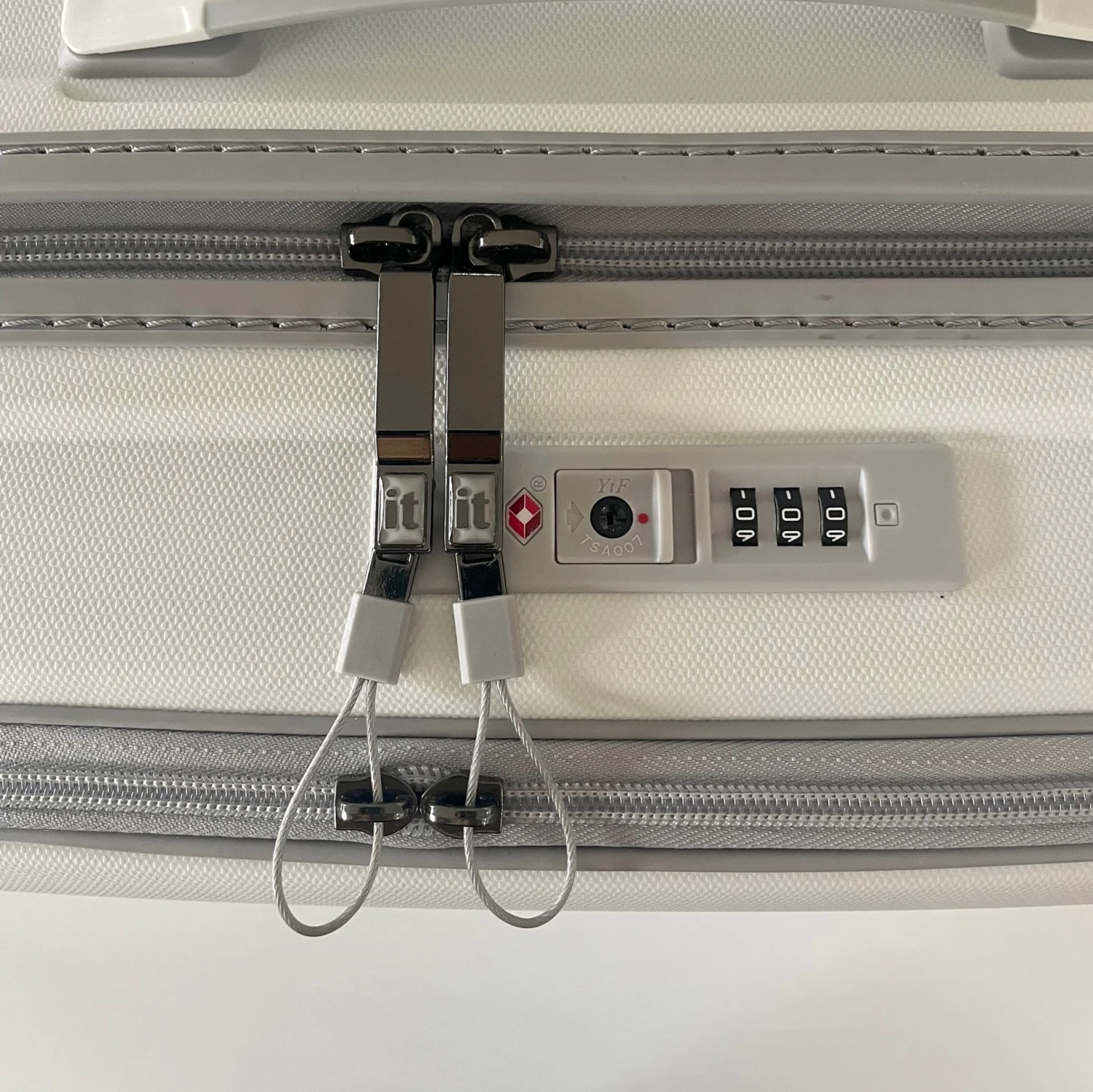 IT Luggage Momentous - Cabin (Black) 4 IT Luggage Momentous - Cabin (Black) - Image 4